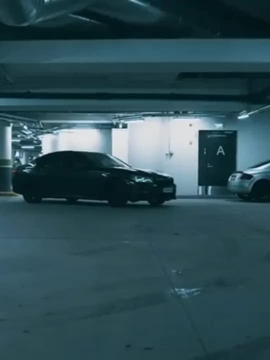 Musta auto Premium Autopesun hallissa
