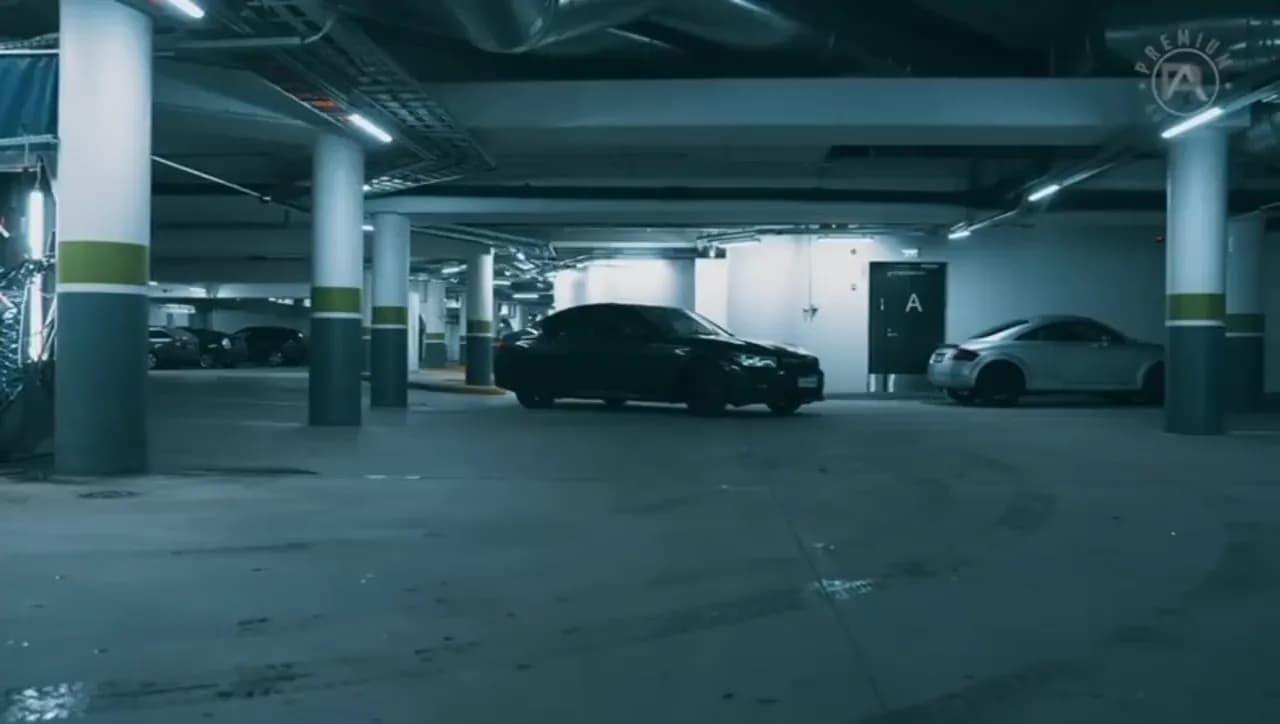 Musta auto Premium Autopesun hallissa